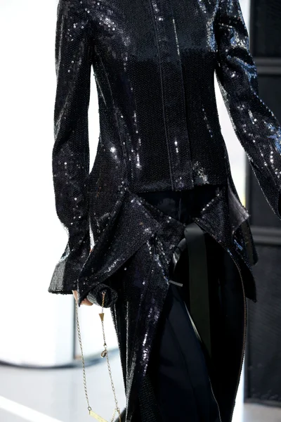 Look 100
